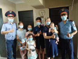 Медицинские маски и средства индивидуальной защиты,​ многодетной семье передали сотрудники ДУИС