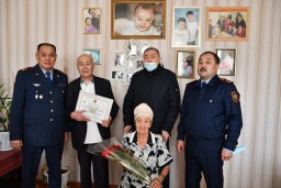 Акмолинские полицейские поздравили почетных ветеранов ОВД с юбилеем Независимости