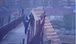 Пытавшуюся спрыгнуть с железнодорожного моста женщину спасли в Кокшетау