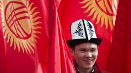 В Кыргызстане депутаты предложили поменять форму лучей солнца. На флаге страны