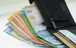 В Акмолинской области неизвестный украл кошелек с деньгами, забытый пенсионером в магазине