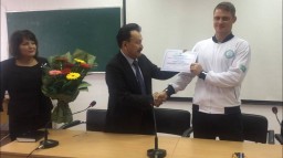 Чемпиону Азиады Дмитрию Алексанину ректор ВУЗа вручил грант на бесплатное обучение