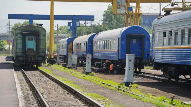 Подросток получил травмы, убегая от полиции по крыше поезда в Акмолинской области