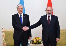 Токаев провел переговоры с Премьер-министром Армении в узком и расширенном составе