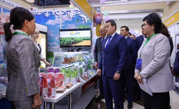 Алихан Смаилов посетил выставку казахстанских производителей Ulttyq Ónim-2022