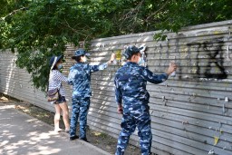 Более 20 надписей с рекламой наркотиков уничтожили полицейские и волонтеры в Кокшетау
