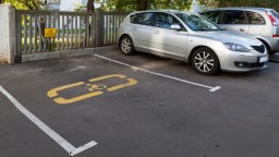 Более 130 акмолинских водителей наказали за парковку на местах для инвалидов