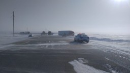 В Акмолинской области на трассе из-за непогоды грузовик съехал в кювет