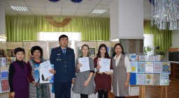 Полицейские наградили победителей конкурса творческих работ среди школьников области