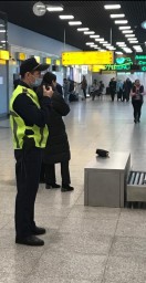 Общественный порядок обеспечивают транспортные полицейские в международном аэропорту Алматы