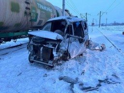В Акмолинской области три человека погибли в результате столкновения минивэна с локомотивом