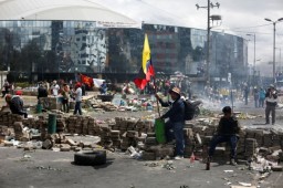 На крупнейших протестах в Эквадоре пропали без вести 18 полицейских