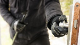 Планшет и деньги украли из квартиры в Кокшетау