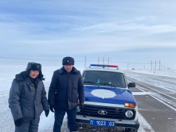 Акмолинские полицейские помогли выбраться из снежного плена водителю &laquo;Газели&raquo;