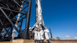 SpaceX впервые отправил туристов в космос... одних
