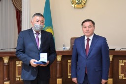 Аким Акмолинской области посмертно наградил двоих врачей за борьбу с коронавирусом