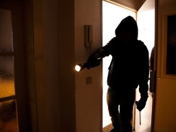 Мужчина в маске ворвался в дом акмолинского предпринимателя и украл сейф