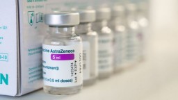 Коронавирус в мире: ЕС подала в суд на производителя вакцины, Запад спешит на помощь Индии