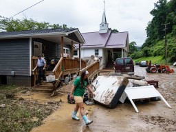 Байден связал наводнения в Кентукки с изменением климата