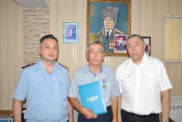 Полицейские Акмолинской области поздравили с 75-летним юбилеем ветерана органов внутренних дел