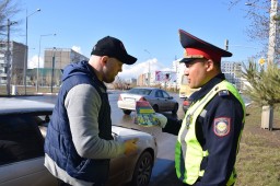 В Кокшетау полицейские подарили водителям детские удерживающие устройства