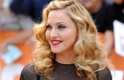 Фанаты Мадонны подали в суд: она опоздала на концерты на два часа