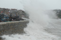 Тайфун "Непартак" приближается к северо-востоку Японии
