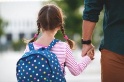 Акмолинским родителям с безопасными статусами разрешено сопровождать детей внутри детсадов и школ