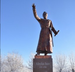 Памятник Абылай хану украсил центральную площадь в райцентре Шортандинского района