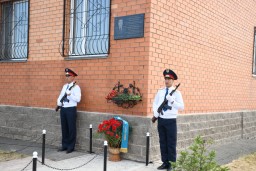 Мемориальную доску в память о погибшем полковнике полиции   открыли в Акмолинской области