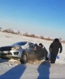 Более трех часов провели в замерзающем салоне машины пассажиры в Акмолинской области