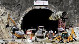 Более 40 рабочих в Индии уже восемь дней заблокированы под землей. К ним пытаются пробурить тоннели