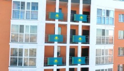 Кокшетауцы разместили на балконах госфлаги в канун Дня Независимости