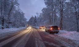 Замерзающую на трассе семью спасли полицейские из Акмолинской области