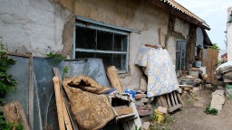 Каждый день в страхе: жительница Кокшетау показала, как живет в аварийном доме