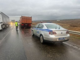 В Акмолинской области полицейские помогли водителю сломавшегося грузовика
