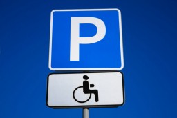 Более 80 акмолинских водителей привлечены к ответственности за парковку на местах для инвалидов