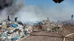 Кокшетауские пожарные вторые сутки тушат возгорание на полигоне ТБО