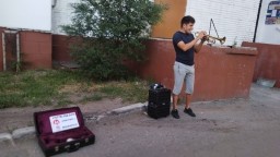 Вольный трубач из Кокшетау устраивает концерты во дворах Костаная