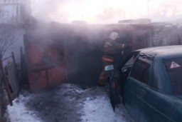 В Атбасаре из горящего дома спасли трех человек
