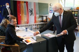 Президент Германии с супругой проголосовал на выборах