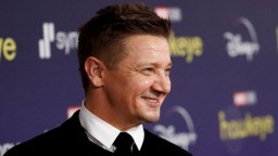Актер Джереми Реннер в критическом состоянии из-за травм, которые получил при уборке снега