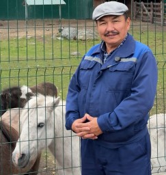 ​Человек, дарящий животным заботу