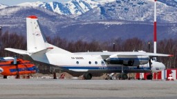 На Камчатке обнаружены обломки самолета Ан-26. Спасатели извлекают тела погибших