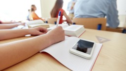 В школах Казахстана планируют ограничить использование сотовых телефонов