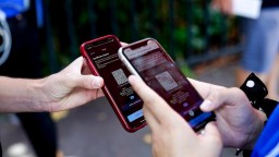 Во Франции одобрили введение вакцинных пропусков