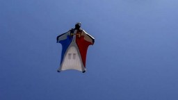 Французский пилот обезглавил парашютиста крылом самолета. Он получил за это условный срок