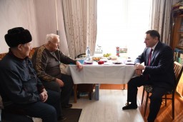 Аким области поздравил с 80-летним юбилеем ветерана труда, писателя Александра Татарского