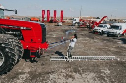 Казахстанский палуан «сразился» с трактором и неофициально побил рекорд России