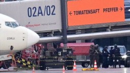 Мужчина, захвативший в заложники четырехлетнюю девочку в аэропорту Гамбурга, сдался полиции